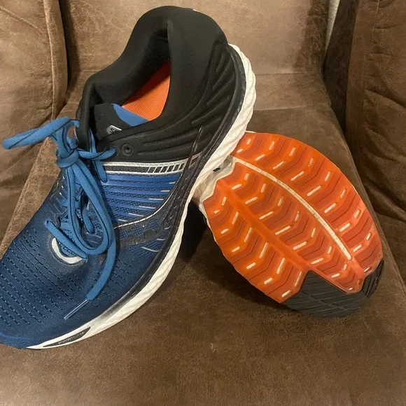 Saucony Men's Triumph 17 Navy and Black Athletic Shoes - Picture 5 of 5